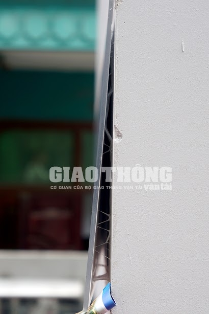Hệ thống bảng, biển chỉ dẫn được gắn tạm bợ bằng keo, chỉ cần chạm nhẹ là bung bật cả tảng lớn.
