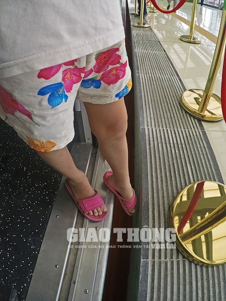 Khe giữa tàu và nhà ga quá rộng, chừng 15cm nhưng lại thiếu cảnh báo khiến trẻ em và người già đi qua còn có bị lọt chân xuống, tiềm ẩn nhiều rủi ro gây tai nạn.