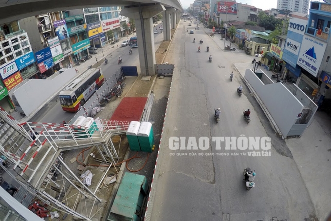 Phía dưới nhà ga, dự án ngổn ngang vật liệu xây dựng
