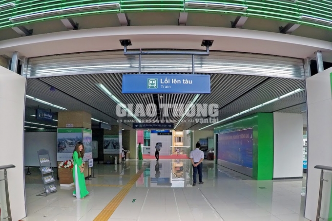 Nhà ga có 2 lối lên-xuống, mỗi lối có 1 cầu thang bộ, riêng hạ tầng thiết bị thang máy dành cho người khuyết tật và thang cuốn tự động đang trong quá trình lắp đặt.