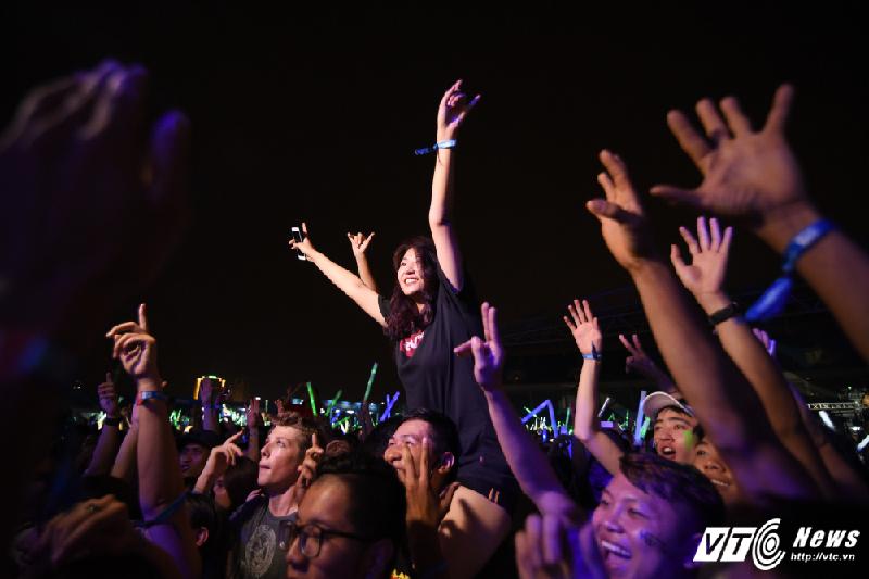 Cô gái quậy tưng bừng trong đêm nhạc DJ của Hardwell. (Ảnh: Tùng Đinh)