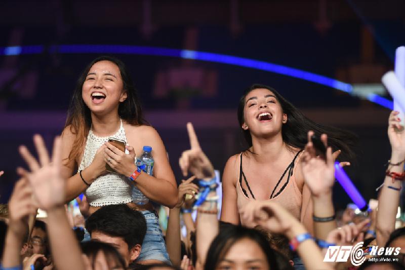 Thiếu nữ xinh đẹp quậy tung bữa tiệc âm nhạc của DJ hàng đầu thế giới ở sân Mỹ Đình