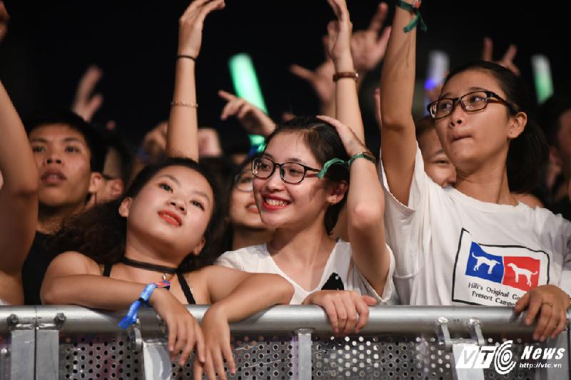 Những người EDM thường trẻ và có rất nhiều bạn nữ. (Ảnh: Tùng Đinh)