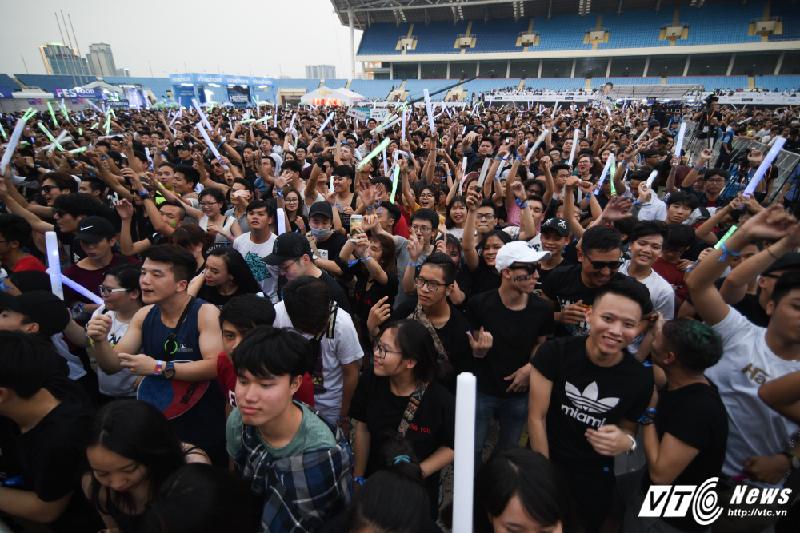Các khán giả mê EDM có mặt ở sân Mỹ Đình từ 16h chiều 20/5. (Ảnh: Tùng Đinh)