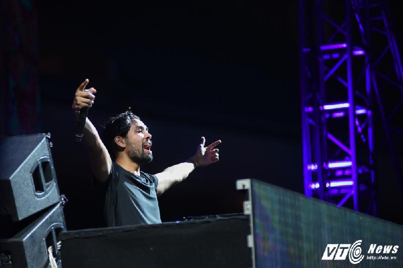 Sau đó là màn thể hiện của Kill The Buzz, DJ bạn thân của Hardwell. (Ảnh: Tùng Đinh)