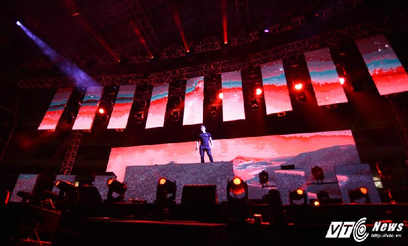 Hardwell làm chủ sân khấu. (Ảnh: Tùng Đinh)