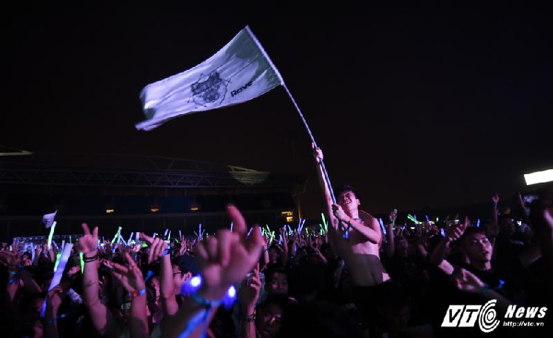 Hay đội nón vẫy cờ rave - từ để chỉ các lễ hội âm nhạc EDM. (Ảnh: Tùng Đinh)