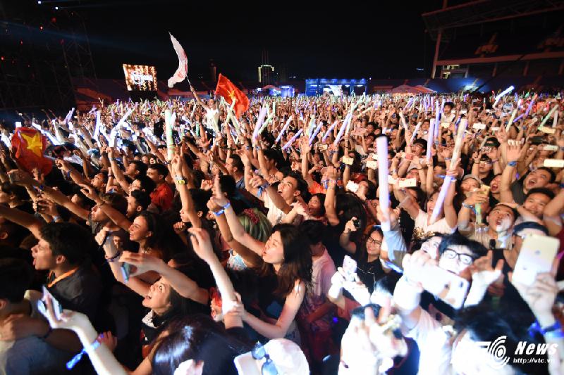 Sân Mỹ Đình chật kín người yêu thích EDM. (Ảnh: Tùng Đinh)
