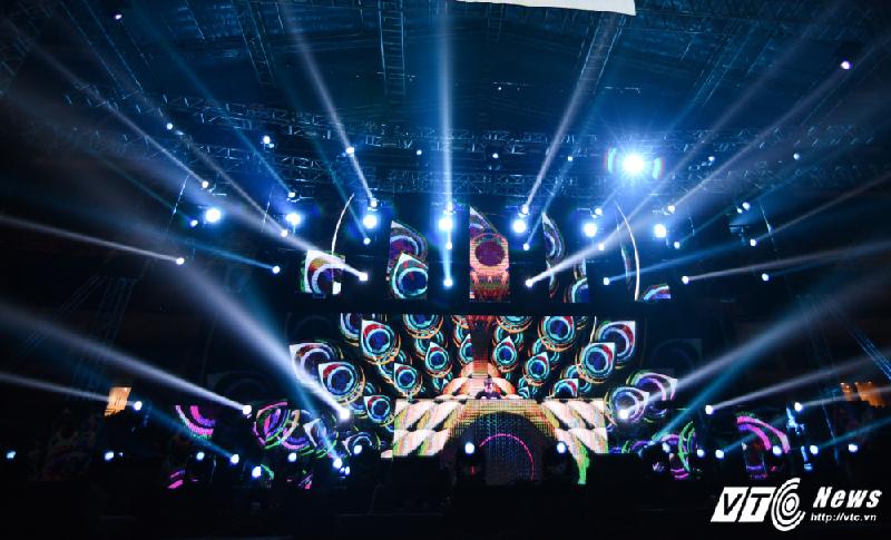 Sân khấu hoành tráng của Hardwell. (Ảnh: Tùng Đinh)