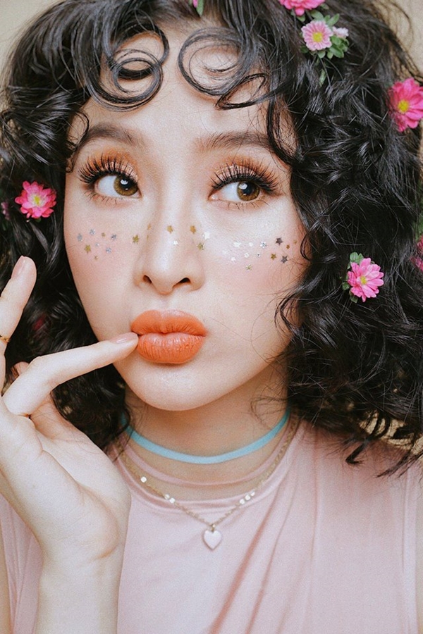 Các nhà sản xuất cũng từng công khai hình ảnh Angela Phương Trinh trong tạo hình nữ chính An Chi (Hye Rin).  Kể từ khi dự án này ra mắt, Angela Phương Trinh đã được các nhà sản xuất giới thiệu là một trong hai vai nữ chính của phim. Tuy nhiên họ không chịu tiết lộ 