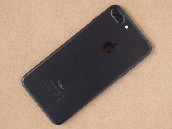 Ngoài ra camera của iPhone 7 Plus còn được hỗ trợ bởi hệ thống ổn định hình ảnh quang học, hệ thống cụm 4 đèn LED và hỗ trợ quay video 4K. Cho đến nay thực tế cũng đã chứng minh iPhone 7 Plus là một trong những smartphone chụp hình tốt nhất hiện nay mà người dùng có thể mua để chụp ảnh cũng như quay video. Điều khiến người dùng cân nhắc chính là giá của thiết bị hiện nay vẫn khá cao. 