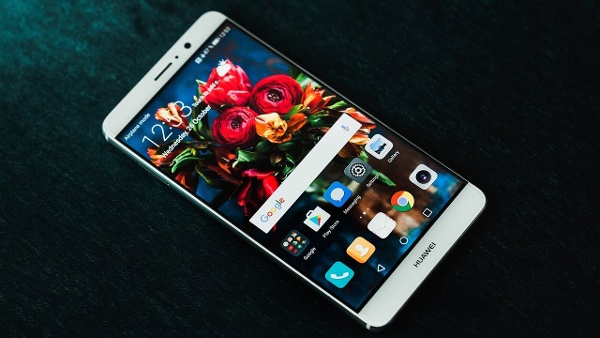 Huawei Mate 9 ra mắt từ cuối tháng 11 năm 2016 là là chiếc smartphone cao cấp hướng tới nhu cầu giải trí di động thực sự. Thiết bị là bản nâng cấp mạnh mẽ về sức mạnh, camera và tốc độ sạc so với người tiền nhiệm Mate 8.