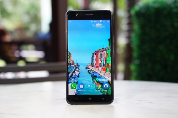 Ngoài ra camera của Zenfone 3 Zoom còn có chống rung quang học 4 trục dành cho chụp ảnh và chống rung điện tử 3 trục dành cho quay video, hỗ trợ lấy nét theo pha và laser, ống kính 6 phần tử, cảm biến chỉnh màu RGB, đèn flash LED kép cùng khả năng quay video 4K tốc độ 30fps.