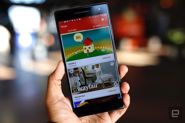 Trên thực tế thì điện thoại của Lenovo không hẳn là sở hữu camera kép theo nghĩa truyền thống như các model ở trên, do đi kèm công nghệ tương tác thực tế ảo Tango của Google nên Phab 2 Pro có tới 3 camera ở mặt lưng. Trong đó gồm một camera chính 16MP có chức năng chụp ảnh như các mẫu smarphone hiện nay và hai camera còn lại có cùng độ phân giải 8MP, một dùng để đo chiều sâu và một dùng để đo chuyển động bằng tia hồng ngoại. 