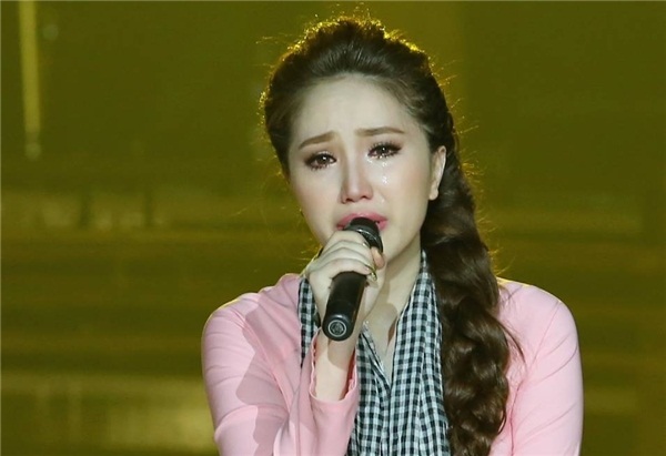 Bảo Thy lên tiếng về tin đồn bị chơi ngải  Trong một talkshow cuối tháng 3, Bảo Thy úp mở về quá khứ phải ngừng ca hát vì liên tục gặp những điều không may mắn. Theo đó, sức khỏe của cô giảm sút trầm trọng, đầu óc hay mơ tưởng, mông lung. Với những 