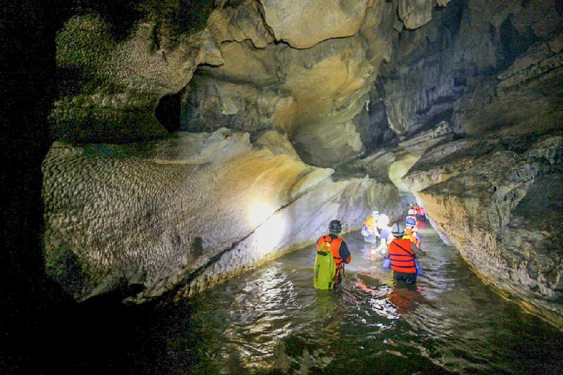 Tơ đá, nhũ đá hàng chục nghìn năm trong hang 'Sơn Đoòng của Ba Bể' hình ảnh 2 Qua cửa hang, xuống sâu phía dưới, cả đoàn bắt gặp ngay dòng suối chảy từ hang ra, nước rất trong và hơi lạnh. Đây cũng là địa điểm năm 2016, đoàn đi tới nhưng phải bỏ cuộc do nước chảy xiết. Hiện là thời điểm cuối cùng trước mùa mưa mà chúng tôi có thể thám hiểm hang Thắm Phầy.