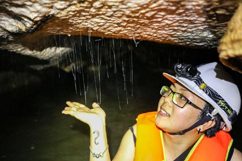 Tơ đá, nhũ đá hàng chục nghìn năm trong hang 'Sơn Đoòng của Ba Bể' hình ảnh 6 Hứng nước từ những sợi tơ đá. Chúng tôi không bao giờ chạm tay vào những tơ đá và nhũ đá trong hang, bởi mồ hôi tay có thể làm ảnh hưởng đến quá trình tạo nhũ đá tự nhiên hàng trăm nghìn năm này.