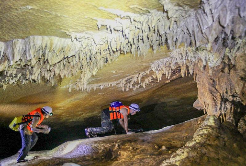 Tơ đá, nhũ đá hàng chục nghìn năm trong hang 'Sơn Đoòng của Ba Bể' hình ảnh 10 Sau khi đi một đoạn dài và sâu hun hút, đến một đoạn hang khá thấp, mọi người phải cúi xuống để bò qua. Cũng rất vất vả khi phải bò trên đá lổn nhổn và phải kéo theo một balo đầy đồ.