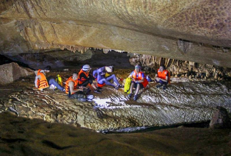 Tơ đá, nhũ đá hàng chục nghìn năm trong hang 'Sơn Đoòng của Ba Bể' hình ảnh 12 Bò qua đoạn hang thấp, chúng tôi tới một phòng hang rộng khoảng 100 m2, và không thấy đường đi tiếp, nên cả đoàn ngồi nghỉ, ăn trưa. Một vài thành viên trong đoàn tranh thủ đi trước dò đường.
