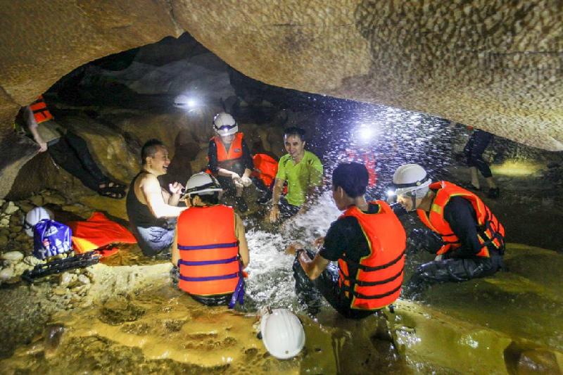 Tơ đá, nhũ đá hàng chục nghìn năm trong hang 'Sơn Đoòng của Ba Bể' hình ảnh 13 Trong khi đi tìm đường, một thành viên trong đoàn đã suýt bị lạc, bởi hang nhiều ngõ ngách và rộng. Xác định đây là điểm kết thúc của nhánh hang này, cả đoàn chụp thêm vài tấm ảnh kỷ niệm rồi quay ra.