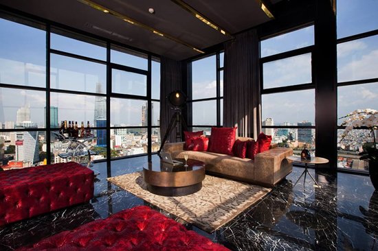 Trần Bảo Sơn, Hà Phương, sao Việt Màu sắc chủ đạo của căn hộ là những gam màu trầm nam tính như xanh rêu, đen, xám... vài chi tiết điểm thêm chút màu đỏ đậm sang trọng.