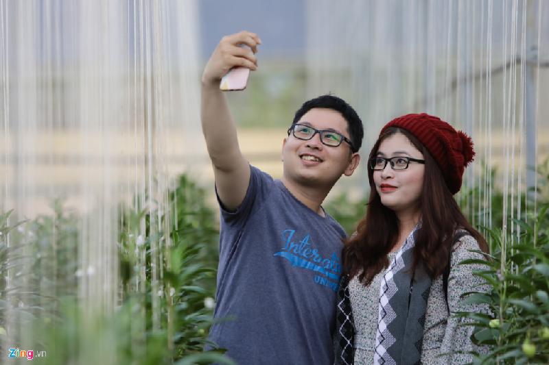 Trang trại dưa hấu tí hon 10 mùi ở Đà Lạt hình ảnh 11 Hai bạn trẻ Kim Hiền và Anh Khoa (Tân Bình, TP.HCM) thích thú chụp ảnh lưu niệm trong không gian độc đáo của dàn dây treo.