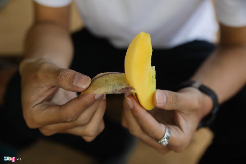 Du khách được mời ăn thử dưa Pepino tại vườn, loại dưa này có vỏ mỏng, dễ lột và không hạt.