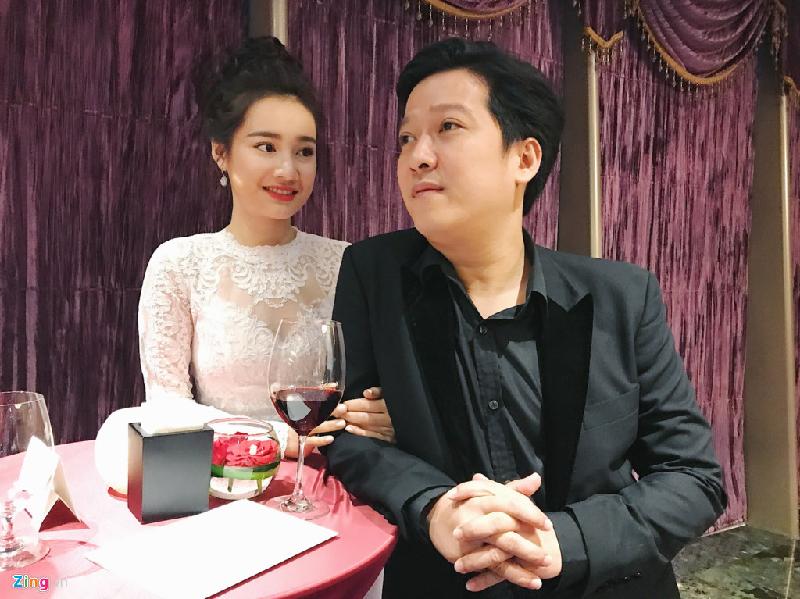 Cả hai tay trong tay quấn quýt không rời tại sự kiện.