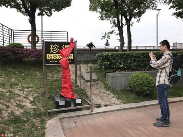 Bức tượng được bọc kín sau khi người dân phàn nàn với chính quyền