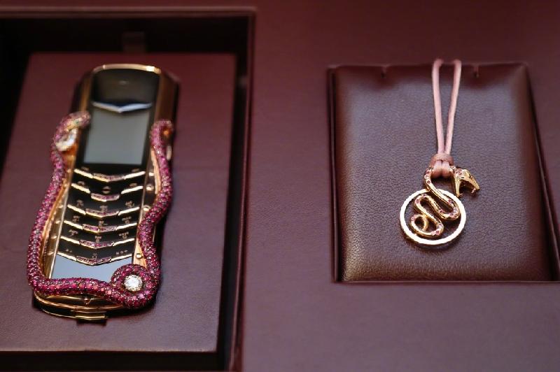 Nhìn vào chiếc Vertu Cobra Limited Edition có thể thấy được sự xa xỉ hơn là một chiếc điện thoại thông minh cao cấp.