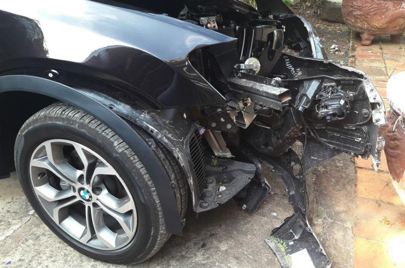 Lái xe BMW đâm gốc cây, chủ tịch huyện Côn Đảo tử vong