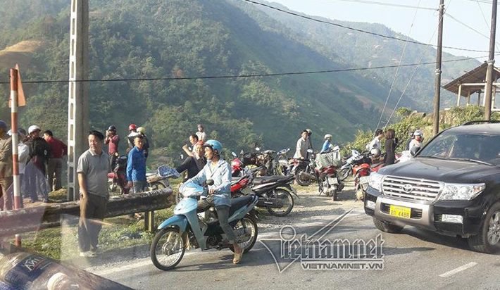 tai nạn, tai nạn giao thông, Sa Pa Người dân tập trung ứng cứu nạn nhân. Ảnh: Nhị Tiến