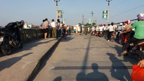 Xe khác​h húc văng 1 người xuống sông, 1 người chết