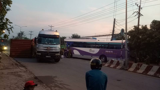 Xe khách đâm xe đầu kéo, tài xế chết thảm