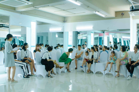 Có rất đông các phụ huynh đã dẫn con em của mình đến tham gia buổi gặp gỡ với siêu mẫu Xuân Lan và các người mẫu của Vietnam’s Next Top Model như Mai Giang, Nguyễn Ngần, Tiêu Linh, Nguyễn Văn Hội, Kim Dung – những người sẽ hỗ trợ và đồng hành cùng cô truyền đạt lại kinh nghiệm cho các mẫu trẻ và mẫu nhí. 