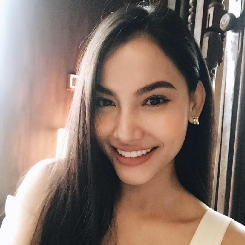 Vẻ đẹp gây thương nhớ của chân dài gốc Đà Nẵng ở đời thường. Chia sẻ về quyết định dự thi Hoa hậu Hoàn vũ Việt Nam 2017, Vỹ Đình cho biết muốn hiện thực hóa ước mơ trở thành một người đẹp có tâm và có tầm ảnh hưởng trong xã hội. 