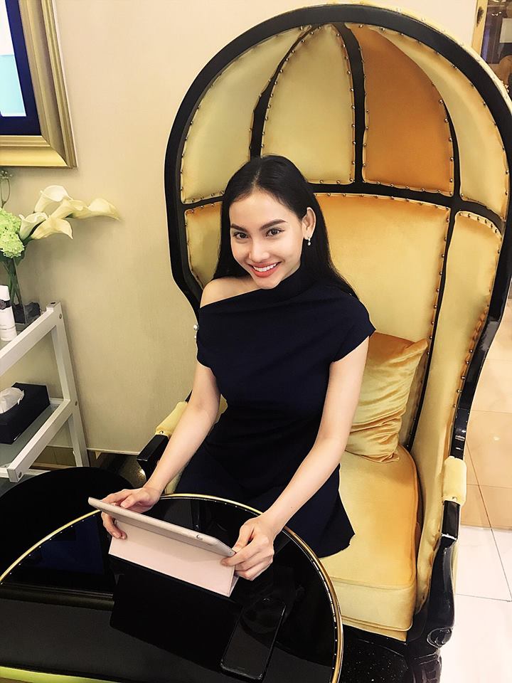 Ở nhiều góc ảnh, cô rất giống với hoa hậu Phạm Hương.