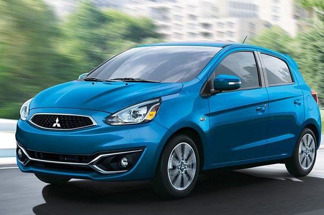  2. Mitsubishi Mirage - 13.830 USD (315 triệu đồng). Xe sở hữu duy nhất lựa chọn động cơ 3 xy lanh công suất 78 mã lực, hộp số sàn hoặc tuỳ chọn hộp số vô cấp CVT. Các trang bị cơ bản với cửa sổ điện, khoá cửa điều khiển điện, thiếu Bluetooth và ga tự động cruise control. Giá Mirage ở Việt Nam từ 448 triệu đồng (số sàn) đến 523 triệu đồng (số CVT).