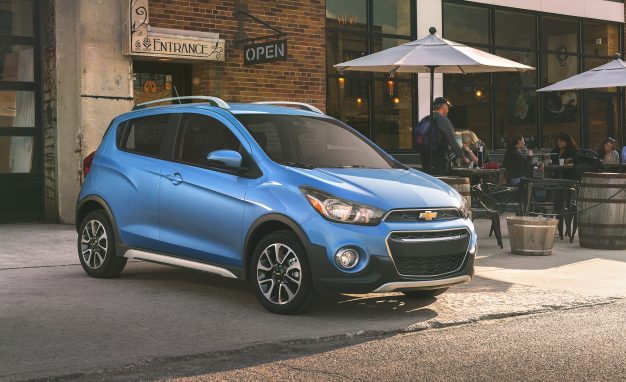 3. Chevrolet Spark - 13.875 USD (316 triệu đồng). Spark ở Mỹ đã bước qua thế hệ mới, đẹp và nhiều tính năng hơn xe ở Việt Nam (giá từ 279 - 359 triệu đồng). Spark Mỹ dùng động cơ I4 công suất 98 mã lực, có trang bị kết nối Bluetooth, Android Auto và CarPlay, bệ tỳ tay, màn hình cảm ứng điều khiển đài...