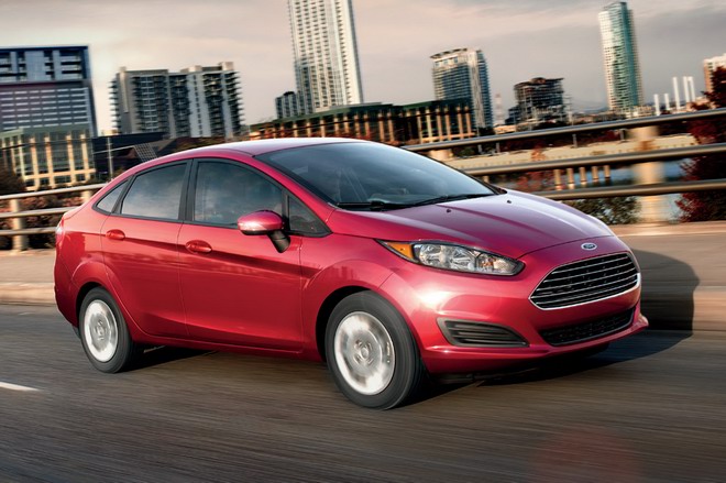 4. Ford Fiesta Sedan - 14.535 USD (330 triệu đồng). Thị trường Mỹ cũng có cả 2 bản Fiesta sedan và hatchback như ở Việt Nam, nhưng bản sedan tại Mỹ rẻ hơn do vẫn chưa chuyển qua thế hệ mới 2018. Bản Fiesta S thấp nhất sở hữu động cơ 1.6L 120 mã lực, hộp số sàn, điều hòa nhiệt độ, âm thanh 4 loa, cửa sổ chỉnh tay... Fiesta bản sedan ở Việt Nam có giá lên đến 579 triệu đồng.