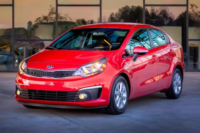 5. Kia Rio - 15.060 USD (345 triệu đồng). Bản trang bị tiêu chuẩn của Rio ở Mỹ là hộp số sàn 6 cấp, động cơ 138 mã lực. Tại thị trường Việt Nam, bản có trang bị tương đương được định giá ở mức 485 triệu đồng .
