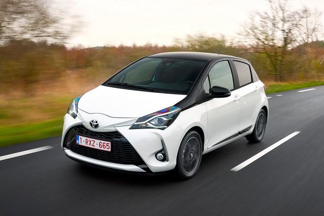 10. Toyota Yaris - 16.530 USD (376 triệu đồng). Xe dùng động cơ 106 mã lực kết hợp hộp số 5 cấp. Điểm đáng chú ý nhất của Yaris là hệ thống thông tin giải trí thông minh Entune của Toyota, có cả trên phiên bản tiêu chuẩn. Tại Việt Nam, Yaris có giá bán 592 triệu đồng cho bản E và 642 triệu đồng cho bản G.