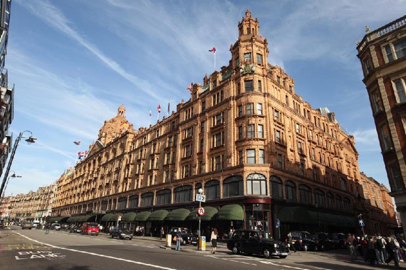 Chuỗi trung tâm thương mại cao cấp Harrods ở London: Một trong những bất động sản giá trị nhất thuộc sở hữu của quốc gia Vùng Vịnh là chuỗi trung tâm thương mại Harrods. Năm 2010, Qatar Holding đã thay mặt chủ tịch Quỹ Tài sản quốc gia Qatar (QIA), Thủ tướng Qatar Hamad bin Jassim bin Jaber Al Thani, mua lại chuỗi trung tâm thương mại cao cấp này với giá 2,35 tỷ USD. Ảnh: Getty.