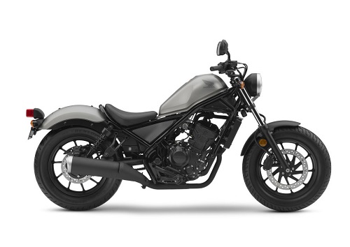 Giá: 4.399 USD (100 triệu đồng)  Với giá bán chỉ khoảng 4.399 USD (100 triệu đồng), Honda Rebel 300 2017 nhanh chóng tạo nên biến động lớn trên thị trường. Chiếc xe sở hữu kiểu dáng khá hiện đại và độc đáo với theo phong cách Bobber với bộ lốp dày dặn và tư thế lái thoải mái. Trang bị động cơ xi-lanh đơn, dung tích 286 phân khối và hộp số 6 cấp, cho công suất tối đa 31 mã lực tại vòng tua máy 9.500 rpm và mô-men xoắn cực đại 27 Nm tại 7.750 rpm.