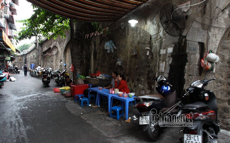 Xung quanh các vòm cầu là nơi sinh hoạt, cất đồ, buôn bán của hàng trăm hộ dân dọc phố Phùng Hưng, chạy qua phố Gầm Cầu đến ga Long Biên