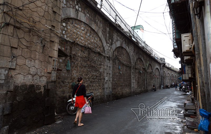 Một cổng được đặt tên là ngõ Hàng Hương không bị bịt kín để người dân đi lại dễ dàng