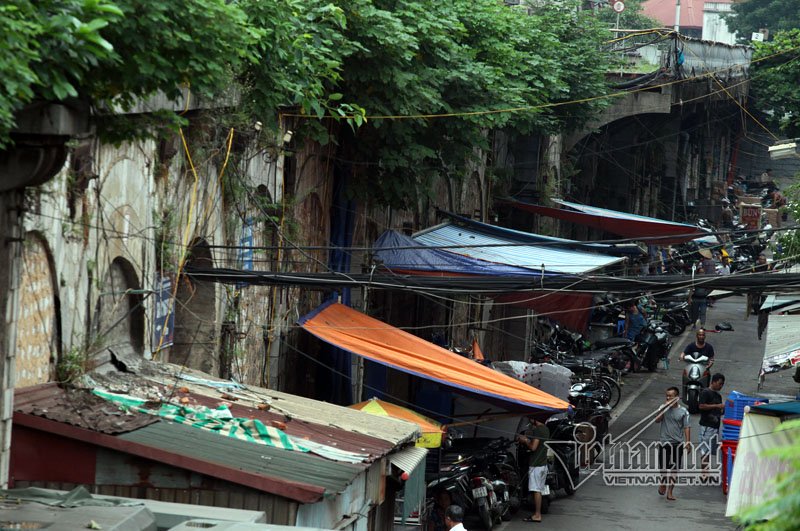 Ông Thắng, cán bộ về hưu, sống tại ngõ Hàng Hương cho biết: Nếu mở thông được thì những người dân đang sinh sống, kinh doanh sát với vòm cầu có nhu cầu thuê lại 