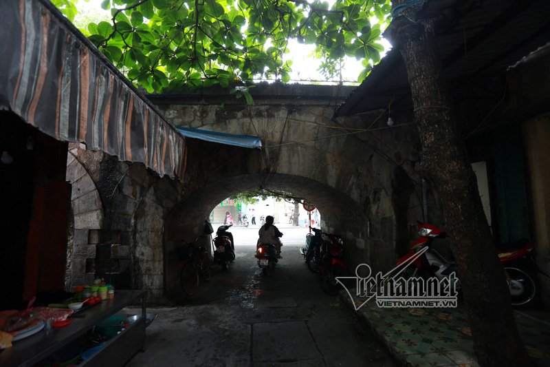 Sau hơn 100 năm đưa vào sử dụng, nhiều kết cấu của vòm cầu và đường dẫn lên ga Long Biên đã hư hỏng, xuống cấp