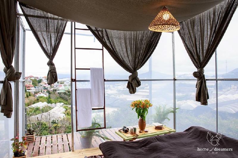 Ngủ một đêm trong căn phòng đôi này, bạn cần bỏ ra khoảng 550.000 đồng. Nó được ví von với nhiều tên gọi: khách sạn ngàn sao, nhà nghỉ lộ thiên, thậm chí nhà bạt! Bạn sẽ được hòa mình cùng thiên nhiên, thỏa thích ngắm mây vờn trên bầu trời trong vắt, mơ màng trong ánh đèn đêm phát ra từ những nhà kính trồng hoa. Ảnh: Home of Dreamer.