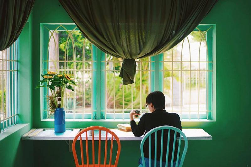 Hầu hết phòng có cách decor đơn giản với tone màu xanh chủ đạo, kết hợp cùng nhiều cây xanh hài hòa, mát mắt. Ở đây, bạn sẽ có không gian yên tĩnh để đọc sách, suy tư thậm chí sáng tạo nghệ thuật. Ảnh: Home of Dreamer.